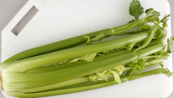脸上长痘春痘不能吃什么? 长青春痘时要消除这些食物
