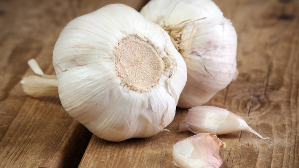 频繁烫发熬夜会脱发?年轻人脱发有13大原因