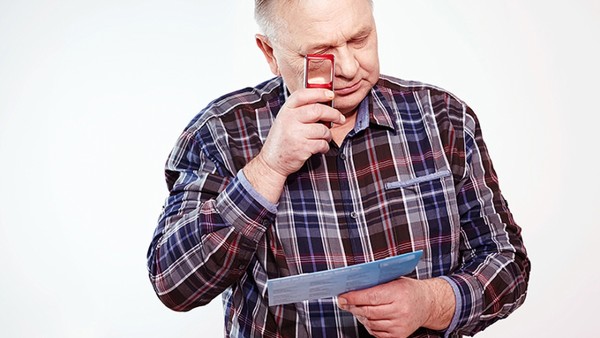 手机对眼睛的危害有多大?手机对眼睛的危害有哪些症状