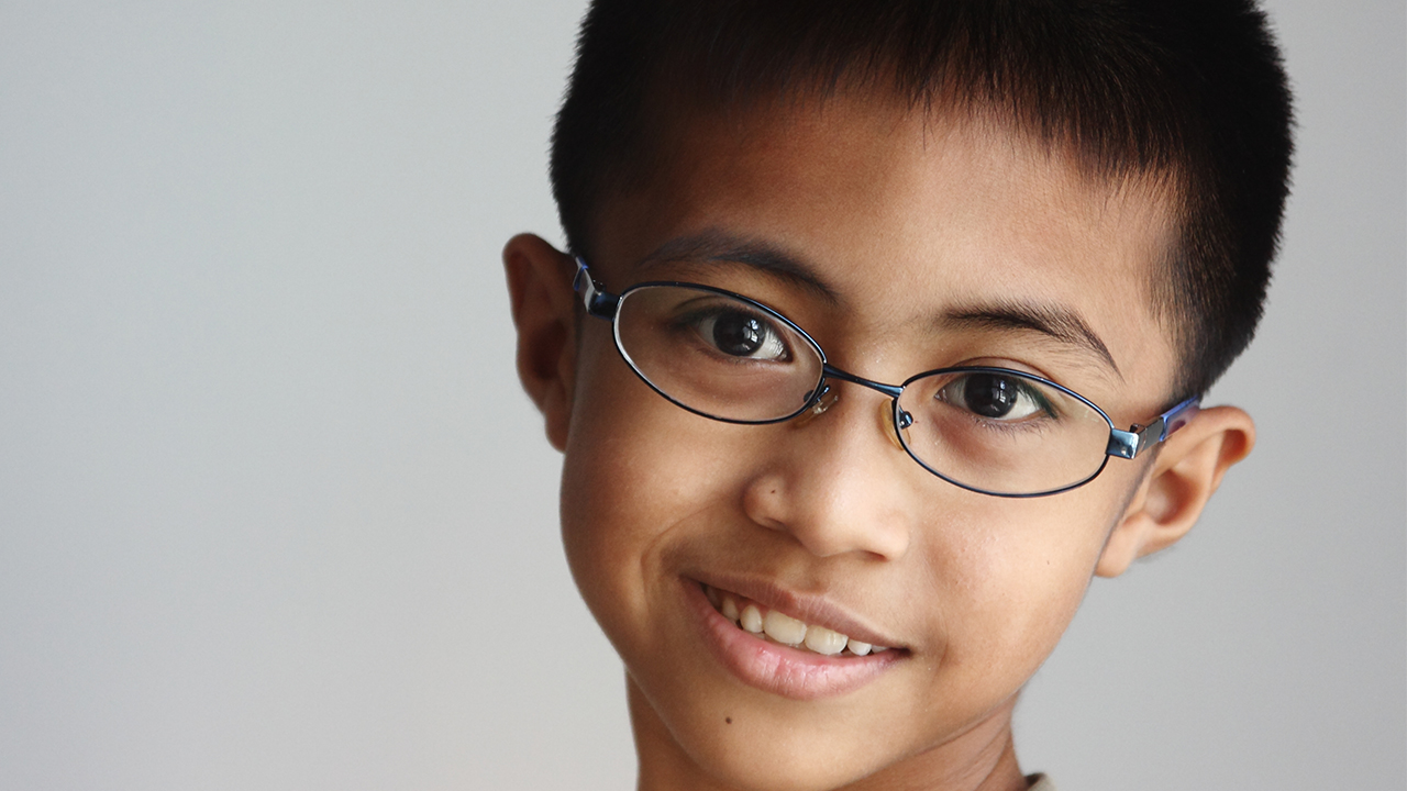 躺着玩手机对眼睛的危害有多大？经常看手机有什么好办法保护眼睛